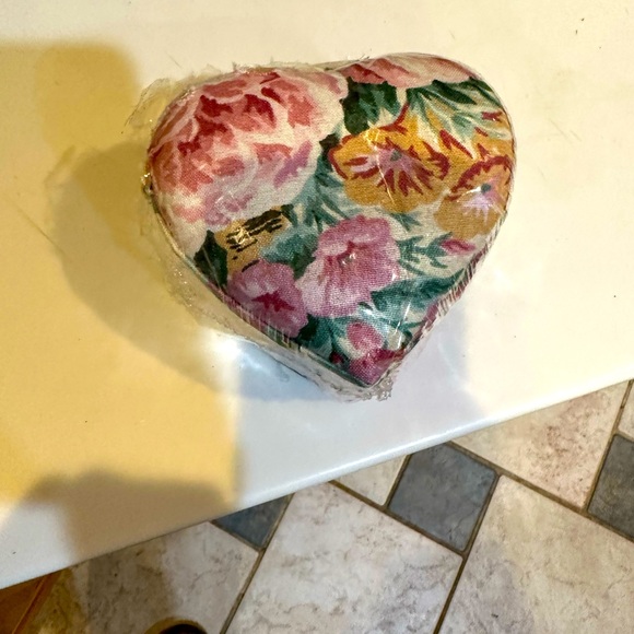 VTG 80’s PADDED VICTORIAN ROSE HEART BOX FLAWED CREAM PIINK GREEN VALENTINE LOVE - Picture 8 of 8